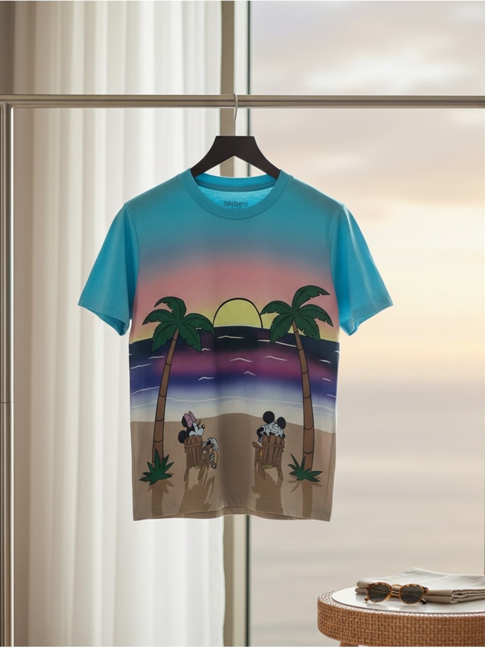 Disney Parks T-shirt Mickey & Minnie Mouse On The Beach Boy’s Size M